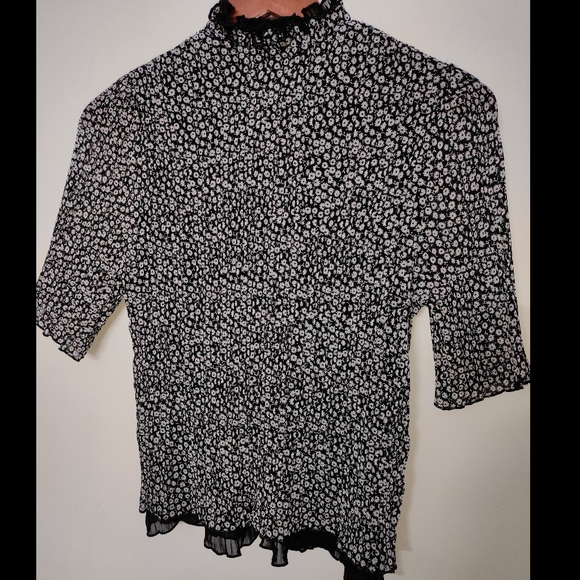 Black Floral Frilled Shirt (INTERNATIONAL)🤍🖤 - Picture 6 of 10